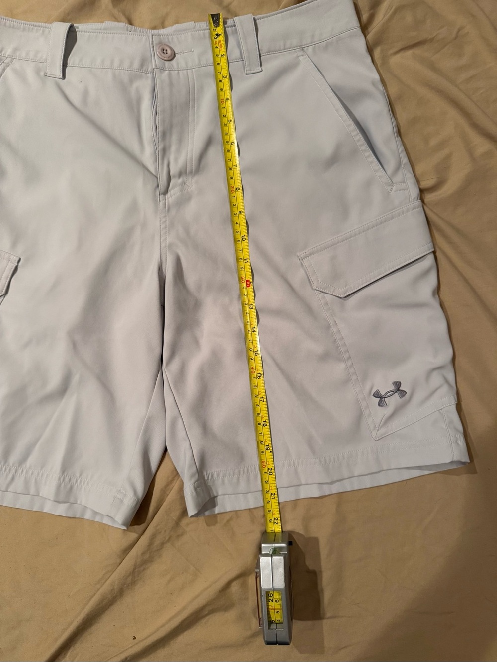 Men’s under armour light gray cargo shorts size 36. EUC - Picture 4 of 5